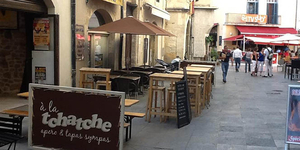 À la Tchatche Nîmes Chez Bertrand est un bar à vins incontournable en centre-ville qui propose des vins sélectionnés et des tapas savoureux. À la Tchatche Nîmes Chez Bertrand est un bar à vins incontournable en centre-ville qui propose des vins sélectionnés et des tapas savoureux.