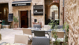 La Maisonnée à Nîmes propose une cuisine de brasserie traditionnelle à midi et des apéritifs dînatoires le soir, sans oublier des évènements toute l'année.( ® facebook la maisonnée)