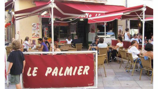 Le restaurant traditionnel Le Palmier à Nîmes vous reçoit en terrasse en centre-ville.