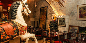 Le Wine Bar le Cheval Blanc Nîmes et son restaurant avec une cuisine fait maison est idéalement situé en centre-ville à proximité des Arènes et du Musée de la Romanité. (® wine bar le cheval blanc) Le Wine Bar le Cheval Blanc Nîmes et son restaurant avec une cuisine fait maison est idéalement situé en centre-ville à proximité des Arènes et du Musée de la Romanité. (® wine bar le cheval blanc)