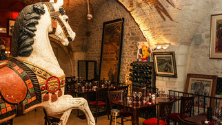 Le Wine Bar le Cheval Blanc Nîmes et son restaurant avec une cuisine fait maison est idéalement situé en centre-ville à proximité des Arènes et du Musée de la Romanité. (® wine bar le cheval blanc)