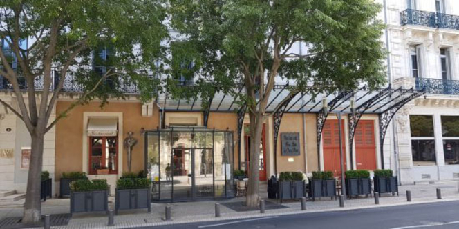 Le wine bar Le Cheval blanc sur Nîmes a réouvert sa terrasse le 19 mai 
