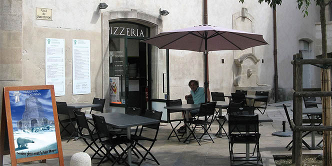 Pizzeria di Donna Nîmes propose des pizzas faites maison ( même la pâte!) à base de produits italiens à découvrir en centre-ville, en salle ou en terrasse.(® site Pizzeria di Donna)