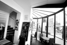 Le Délicafé Nîmes est un bar-restaurant avec des tables sous verrière au centre-ville sur la Place Bellecroix (® networld-fabrice Chort)
