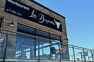 Restaurant Lou Brigandas St Dionizy et sa terrasse ( ® SAAM S.Delchambre)