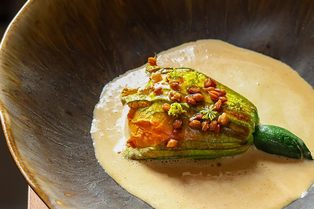 Menna Nîmes • Restaurant gastronomique • Ici Fleur de courgette farcie d’une fine mousseline de langoustines ( ® menna )
