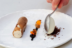 Menna Nîmes • Restaurant Fait maison • Cuisine créative • Ici Olive noire en texture, un dessert unique (® MENNA)