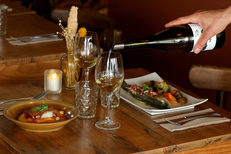 Deux assiettes de cuisine maison et service d'un verre de vin blanc au restaurant L'Oiseau à Vauvert. (® SAAM-fabrice CHORT)