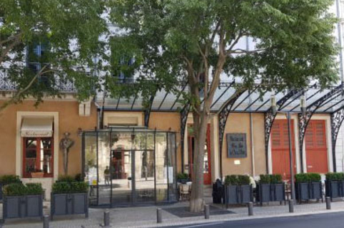Le Wine bar Le Cheval Blanc à Nîmes est une brasserie qui propose une cuisine fait maison et un bar à vins en centre-ville proche des Arènes.