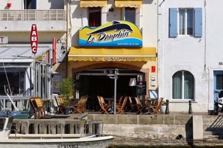 Le restaurant le Dauphin Grau du Roi Restaurant de poissons et spécialités de la mer à base de produits frais avec une belle terrasse sur les quais.(® networld-fabrice Chort) Le restaurant le Dauphin Grau du Roi Restaurant de poissons et spécialités de la mer à base de produits frais avec une belle terrasse sur les quais.(® networld-fabrice Chort)